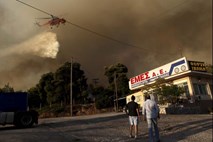 Na obrobju Aten izbruhnil velik gozdni požar
