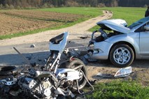 V nesreči avtomobila in motorja umrla sopotnica na motociklu