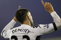Tottenham okrepila Dempsey in Lloris, Chelsea posodil Essiena Real Madridu, Diarra v Anžiju