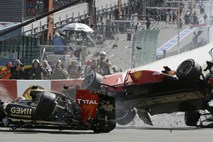 Po hudi nesreči v prvem zavoju dirko dobil Button, kazen za Grosjeana
