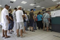 Brezposelnost v Grčiji že skoraj 25-odstotna: Več kot polovica mladih brez službe