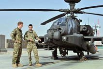 Princ Harry kot pilot Apache helikopterja danes odšel v Afganistan
