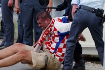 Hrvaški navijači v Bujah brutalno napadli skupino slovenskih navijačev Kopra