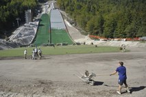 Smučarki skakalci so polagali plastične metlice na obnovljeni Bloudkovi velikanki