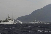 Tajvanske in japonske ladje so se okoli spornih otokov "obstreljevale" z vodnimi topovi