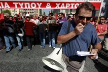 Foto: Grški protestniki nad policiste z molotovkami in ognjenimi bombami