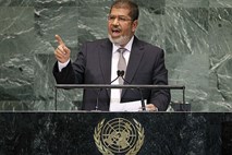 Morsi nasprotuje vojaškemu posredovanju v Siriji