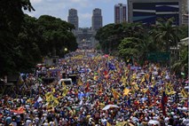 Venezuela: Več deset tisoč ljudi na shodu Caprilesa, protikandidata Huga Chaveza