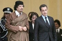 Nekdanji francoski obveščevalec: Trditve, da je Gadafija ubil francoski agent, so nesmiselne