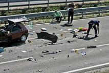 Na avtocesti vozila v napačno smer: Umrla voznica in njena dva otroka