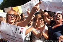 Tunizijko posilila policista, nato pa jo obtožila "nedostojnega obnašanja v javnosti"