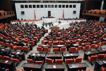 Turčija odobrila vojaško posredovanje v Siriji, a predlog zakona "ne pomeni vojne"