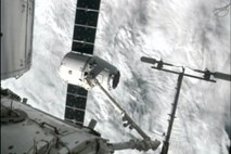 Kapsula SpaceX uspešno spojena z Mednarodno vesoljsko postajo