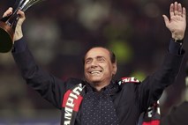 Bo Berlusconi tretjino delnic Milana prodal katarskim šejkom ali bogatemu Rusu?