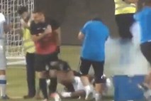 Ciprski navijači s petardo nad poškodovanega nogometaša