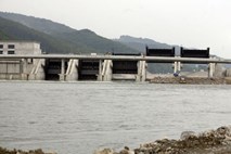 Hidroelektrarne na spodnji Savi zaustavljene in v pripravljenosti