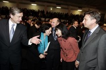 Türk beleži trend padanja, Pahor se vzpenja