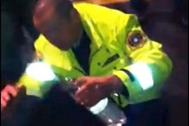 Video: Policist med protestom fantu izpiral solzivec iz oči