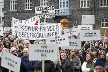 Islandija s protesti v novo obdobje: z oranžno proti nasilnežem
