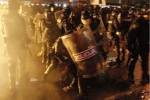 V protestih doslej poškodovanih 89 policistov, pridržanih pa skoraj 250 izgrednikov