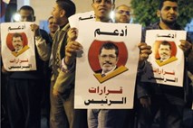 Morsi je vojski začasno dal policijska pooblastila