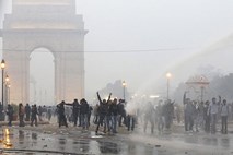 Indija: V New Delhiju protesti proti posilstvom, policisti ubili novinarja