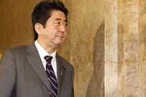 Šinzo Abe znova japonski premier: pred prevzemom funkcije dvigal prah z nacionalističnimi izjavami