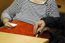 Prisilno izselili 94-letno Francozinjo, ki ni plačevala najemnine za dom za ostarele
