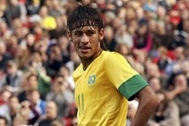 Neymar pri 20 letih že med petimi najbolje plačanimi nogometaši na svetu; ni čudno, da se mu ne mudi v Evropo
