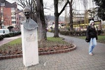 Drnovškov kip in poimenovanje parka po nekdanjem predsedniku ostajata