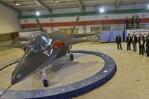 Iran predstavil »eno najbolj naprednih bojnih letal na svetu«