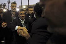 Ahmadinedžad v Egiptu deležen tudi svaril