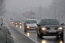 Sneženje povzroča težave na slovenskih cestah