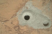 Nasin Curiosity prvič zavrtal v skalo na Marsu