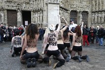 Foto: Aktivistke Femen  pozdravile odstop papeža in odločitev francoskega parlamenta o istospolnih porokah
