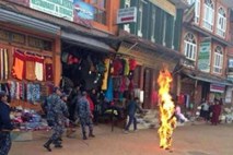V Nepalu 100. samosežig v protest kitajski nadvladi na Tibetu