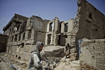 V napadih v Afganistanu več ubitih in ranjenih