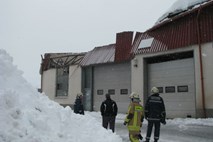 Pod težo snega klonila streha hale Riko Ribnica; škode za več kot milijon evrov