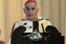 Zaradi obtožb o neprimernem vedenju odstopil britanski kardinal