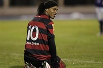 Video: Ronaldinho ob grozljivem prekršku srečno ušel zlomu noge