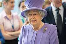 Britansko kraljico odpeljali v bolnišnico