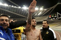 Nogometaš AEK zadetek proslavil s fašističnim pozdravom, kar ga je stalo reprezentančne kariere 