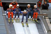 Video: Na Holmenkollnu 5 skakalcev skočilo drug za drugim