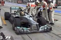 Hamilton ob postanku pomotoma zavil k mehanikom McLarna; nejevolja pri Red Bullu