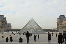 Pariški Louvre lani znova najbolj obiskan muzej umetnosti, pritegnil je 9,7 milijona obiskovalcev