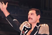 Freddie Mercury preoblečeno princeso Diano peljal v gej bar