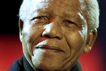 Mandela bolje, a ostaja v bolnišnici