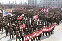 “Postanimo puške in pištole, da bomo zaščitili našega ljubega Kim Jong Una”