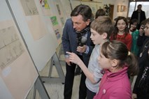 Pahor med novomeškimi osnovnošolci in dijaki