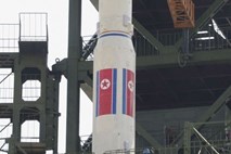 Severna Koreja raketo postavila v položaj za izstrelitev in jo nato umaknila